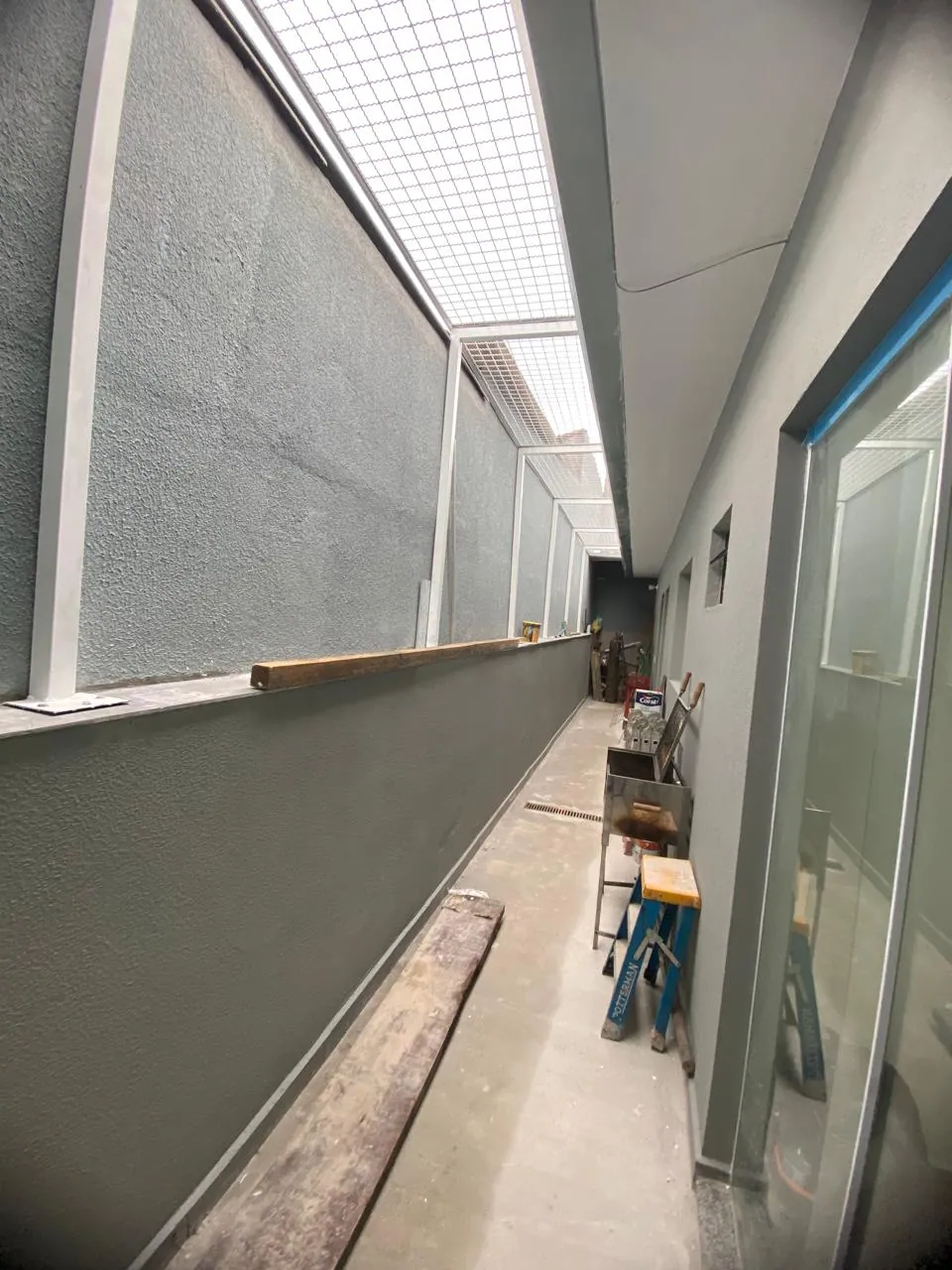 Muro lateral impermeabilizado e pintado após tratamento da umidade