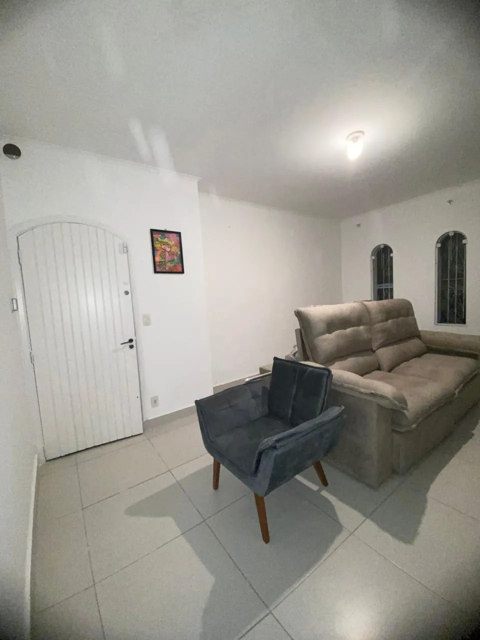 Sala de estar residencial com pintura de acabamento fino executada pela Pintando O Sete