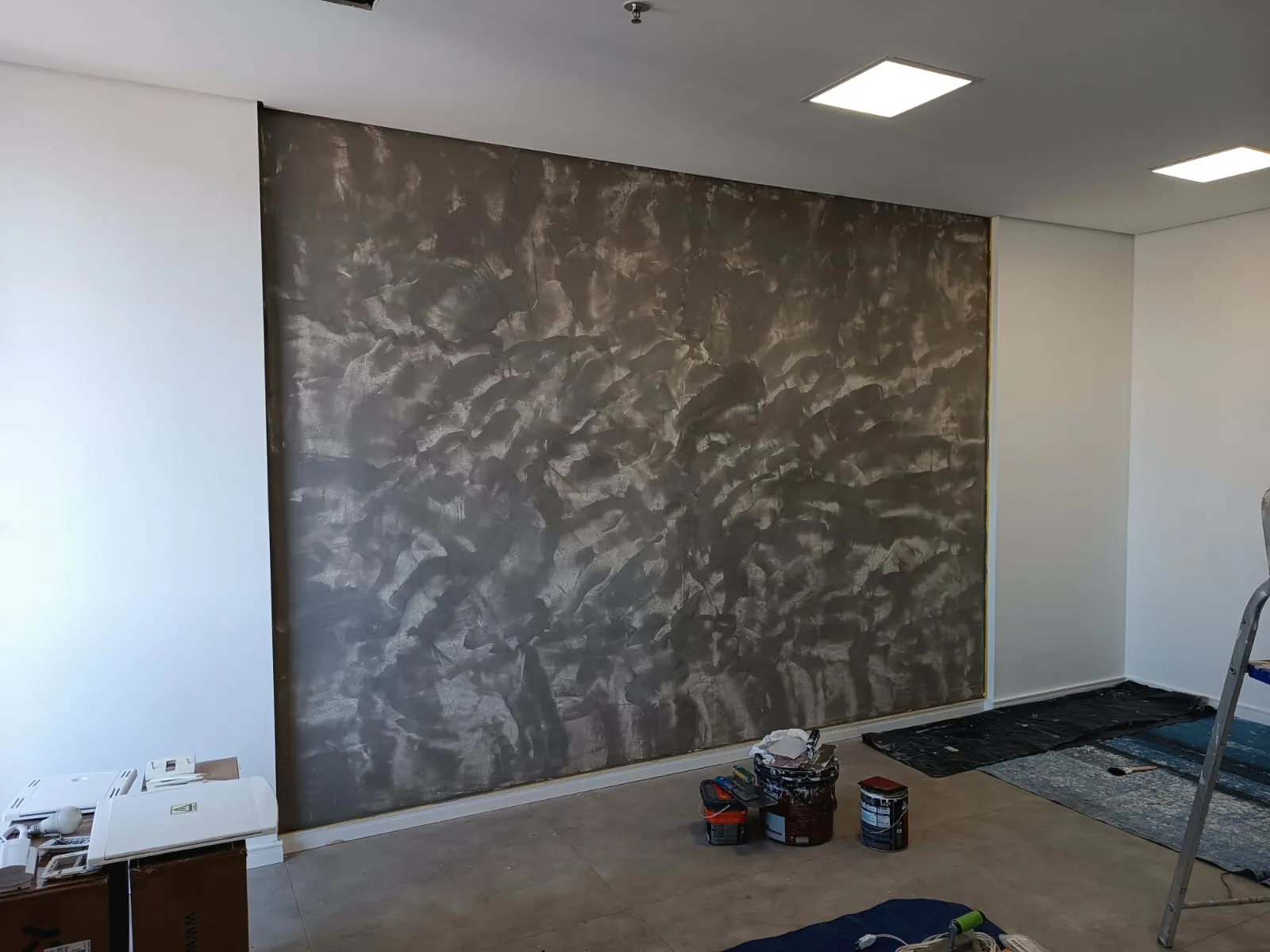 Textura decorativa aplicada em parede de ambiente comercial